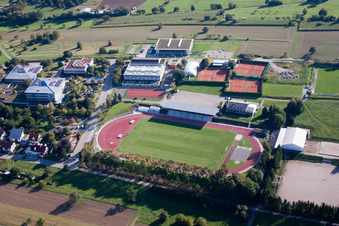 Vue aérienne de Ensemble d'installations sportives dans les écoles à le quartier Langensteinbach in Karlsbad dans le département Bade-Wurtemberg, Allemagne