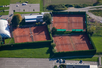 Vue oblique de Terrains de sport du SV-1899 eV Langensteinbach à le quartier Langensteinbach in Karlsbad dans le département Bade-Wurtemberg, Allemagne