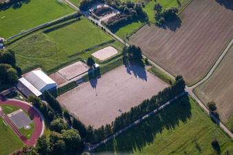 Terrains de sport du SV-1899 eV Langensteinbach à le quartier Langensteinbach in Karlsbad dans le département Bade-Wurtemberg, Allemagne hors des airs
