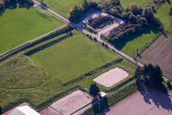 Terrains de sport du SV-1899 eV Langensteinbach à le quartier Langensteinbach in Karlsbad dans le département Bade-Wurtemberg, Allemagne vue d'en haut