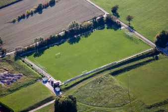 Vue aérienne de Terrains de sport du SV-Langensteinbach à le quartier Langensteinbach in Karlsbad dans le département Bade-Wurtemberg, Allemagne