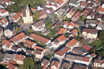 Vue aérienne de Rue principale à le quartier Langensteinbach in Karlsbad dans le département Bade-Wurtemberg, Allemagne
