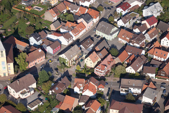 Vue aérienne de Rue principale à le quartier Langensteinbach in Karlsbad dans le département Bade-Wurtemberg, Allemagne