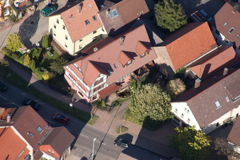 Vue oblique de Rue principale à le quartier Langensteinbach in Karlsbad dans le département Bade-Wurtemberg, Allemagne
