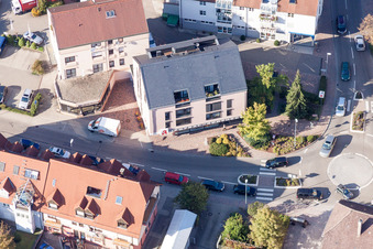 Vue aérienne de Acheminement du trafic du rond-point et tracé des routes Ettlinger, Pforzheimer et Hauptstraße à le quartier Langensteinbach in Karlsbad dans le département Bade-Wurtemberg, Allemagne