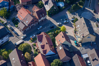 Vue aérienne de Rue principale à le quartier Langensteinbach in Karlsbad dans le département Bade-Wurtemberg, Allemagne