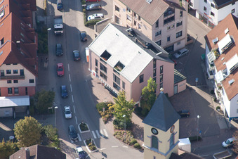 Vue aérienne de Pharmacie centrale à le quartier Langensteinbach in Karlsbad dans le département Bade-Wurtemberg, Allemagne
