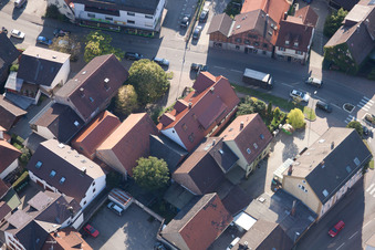 Rue principale à le quartier Langensteinbach in Karlsbad dans le département Bade-Wurtemberg, Allemagne vue d'en haut