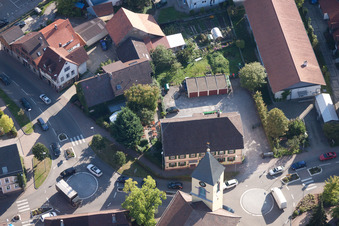 Vue aérienne de Arbre vert à le quartier Langensteinbach in Karlsbad dans le département Bade-Wurtemberg, Allemagne