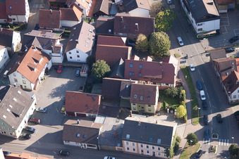 Rue principale à le quartier Langensteinbach in Karlsbad dans le département Bade-Wurtemberg, Allemagne depuis l'avion