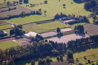 Terrains de sport du SV-1899 eV Langensteinbach à le quartier Langensteinbach in Karlsbad dans le département Bade-Wurtemberg, Allemagne depuis l'avion