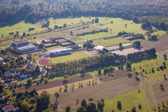 Vue d'oiseau de Terrains de sport du SV-1899 eV Langensteinbach à le quartier Langensteinbach in Karlsbad dans le département Bade-Wurtemberg, Allemagne