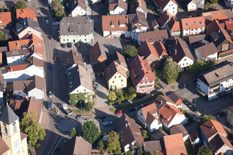 Vue d'oiseau de Rue principale à le quartier Langensteinbach in Karlsbad dans le département Bade-Wurtemberg, Allemagne