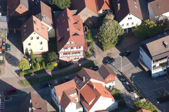 Rue principale à le quartier Langensteinbach in Karlsbad dans le département Bade-Wurtemberg, Allemagne vue du ciel