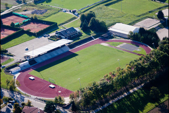 Photographie aérienne de Ensemble d'installations sportives dans les écoles à le quartier Langensteinbach in Karlsbad dans le département Bade-Wurtemberg, Allemagne