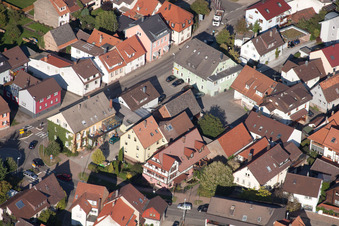 Enregistrement par drone de Rue principale à le quartier Langensteinbach in Karlsbad dans le département Bade-Wurtemberg, Allemagne