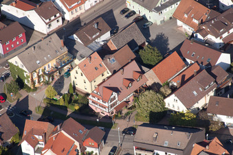Image drone de Rue principale à le quartier Langensteinbach in Karlsbad dans le département Bade-Wurtemberg, Allemagne