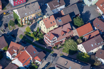 Vue oblique de Rue principale à le quartier Langensteinbach in Karlsbad dans le département Bade-Wurtemberg, Allemagne