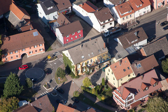 Rue principale à le quartier Langensteinbach in Karlsbad dans le département Bade-Wurtemberg, Allemagne du point de vue du drone