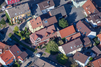 Rue principale à le quartier Langensteinbach in Karlsbad dans le département Bade-Wurtemberg, Allemagne d'en haut