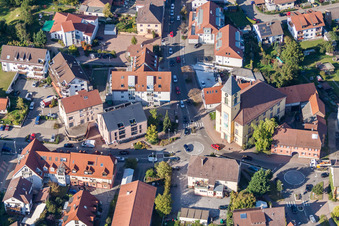 Photographie aérienne de Weinbrennerkirche Langensteinbach dans le vieux centre-ville à le quartier Langensteinbach in Karlsbad dans le département Bade-Wurtemberg, Allemagne