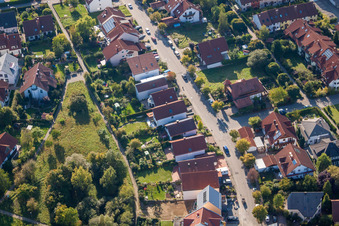 Vue aérienne de Mozartstr à le quartier Langensteinbach in Karlsbad dans le département Bade-Wurtemberg, Allemagne