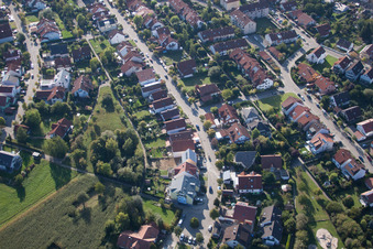 Vue aérienne de Mozartstr à le quartier Langensteinbach in Karlsbad dans le département Bade-Wurtemberg, Allemagne