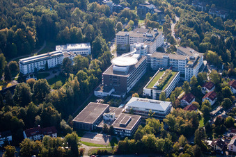 Vue aérienne de Hôpital SRH Karlsbad-Langensteinbach à le quartier Langensteinbach in Karlsbad dans le département Bade-Wurtemberg, Allemagne
