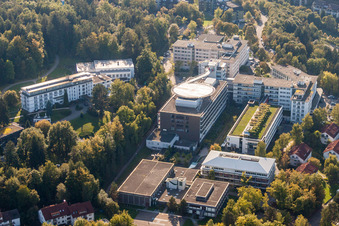 Vue aérienne de Terrain de l'hôpital SRH Klinikum Karlsbad-Langensteinbach GmbH à le quartier Langensteinbach in Karlsbad dans le département Bade-Wurtemberg, Allemagne