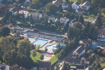 Vue aérienne de Piscine extérieure à le quartier Langensteinbach in Karlsbad dans le département Bade-Wurtemberg, Allemagne