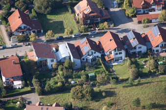 Vue oblique de Mozartstr à le quartier Langensteinbach in Karlsbad dans le département Bade-Wurtemberg, Allemagne