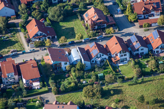 Vue oblique de Mozartstr à le quartier Langensteinbach in Karlsbad dans le département Bade-Wurtemberg, Allemagne