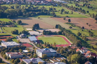 Terrains de sport du SV-1899 eV Langensteinbach à le quartier Langensteinbach in Karlsbad dans le département Bade-Wurtemberg, Allemagne du point de vue du drone