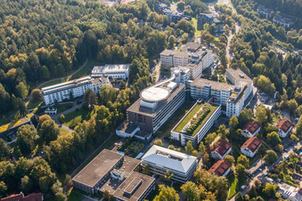 Vue aérienne de Terrain de l'hôpital SRH Klinikum Karlsbad-Langensteinbach GmbH à le quartier Langensteinbach in Karlsbad dans le département Bade-Wurtemberg, Allemagne