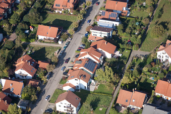 Mozartstr à le quartier Langensteinbach in Karlsbad dans le département Bade-Wurtemberg, Allemagne depuis l'avion