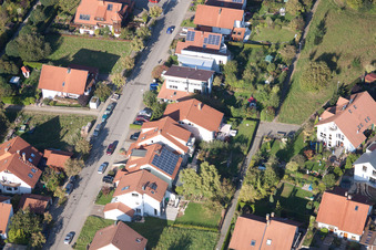 Vue d'oiseau de Mozartstr à le quartier Langensteinbach in Karlsbad dans le département Bade-Wurtemberg, Allemagne