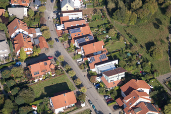 Mozartstr à le quartier Langensteinbach in Karlsbad dans le département Bade-Wurtemberg, Allemagne vue du ciel