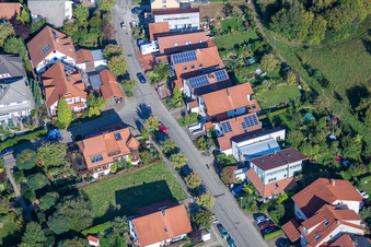 Mozartstr à le quartier Langensteinbach in Karlsbad dans le département Bade-Wurtemberg, Allemagne vue d'en haut