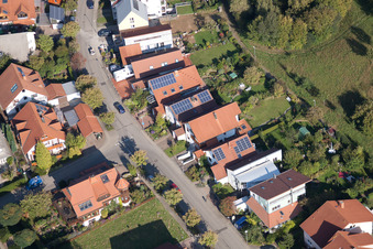 Enregistrement par drone de Mozartstr à le quartier Langensteinbach in Karlsbad dans le département Bade-Wurtemberg, Allemagne