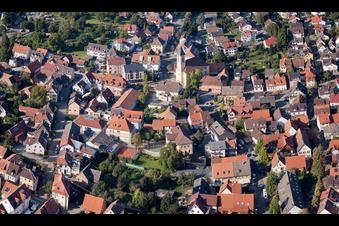 Rue principale à le quartier Langensteinbach in Karlsbad dans le département Bade-Wurtemberg, Allemagne d'un drone