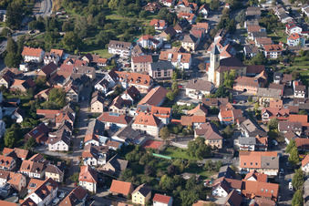 Rue principale à le quartier Langensteinbach in Karlsbad dans le département Bade-Wurtemberg, Allemagne vu d'un drone