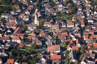 Vue aérienne de Rue principale à le quartier Langensteinbach in Karlsbad dans le département Bade-Wurtemberg, Allemagne