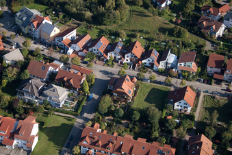 Image drone de Mozartstr à le quartier Langensteinbach in Karlsbad dans le département Bade-Wurtemberg, Allemagne