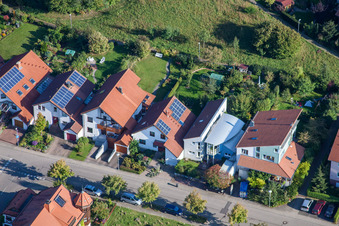 Vue d'oiseau de Mozartstr à le quartier Langensteinbach in Karlsbad dans le département Bade-Wurtemberg, Allemagne
