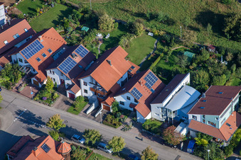 Mozartstr à le quartier Langensteinbach in Karlsbad dans le département Bade-Wurtemberg, Allemagne vue du ciel