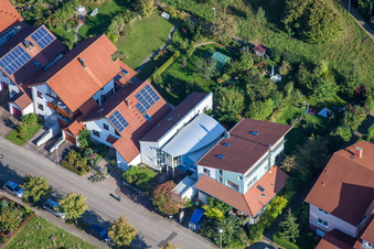 Enregistrement par drone de Mozartstr à le quartier Langensteinbach in Karlsbad dans le département Bade-Wurtemberg, Allemagne
