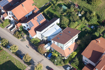 Mozartstr à le quartier Langensteinbach in Karlsbad dans le département Bade-Wurtemberg, Allemagne d'un drone
