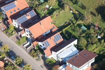 Mozartstr à le quartier Langensteinbach in Karlsbad dans le département Bade-Wurtemberg, Allemagne vu d'un drone