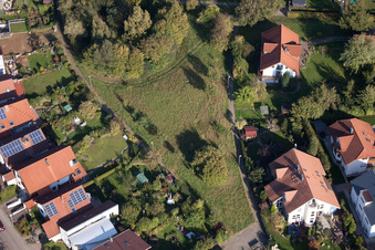 Vue aérienne de Mozartstr à le quartier Langensteinbach in Karlsbad dans le département Bade-Wurtemberg, Allemagne