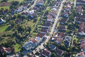 Vue oblique de Mozartstr à le quartier Langensteinbach in Karlsbad dans le département Bade-Wurtemberg, Allemagne